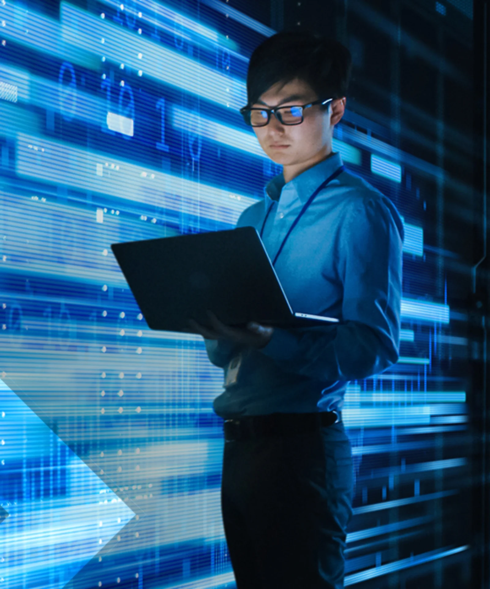 Ein junger Mann mit Brille arbeitet an einem Laptop in einem Serverraum. Im Hintergrund sind leuchtende, horizontale Linien und Datenströme zu sehen, die technologische Prozesse und digitale Transformation symbolisieren.