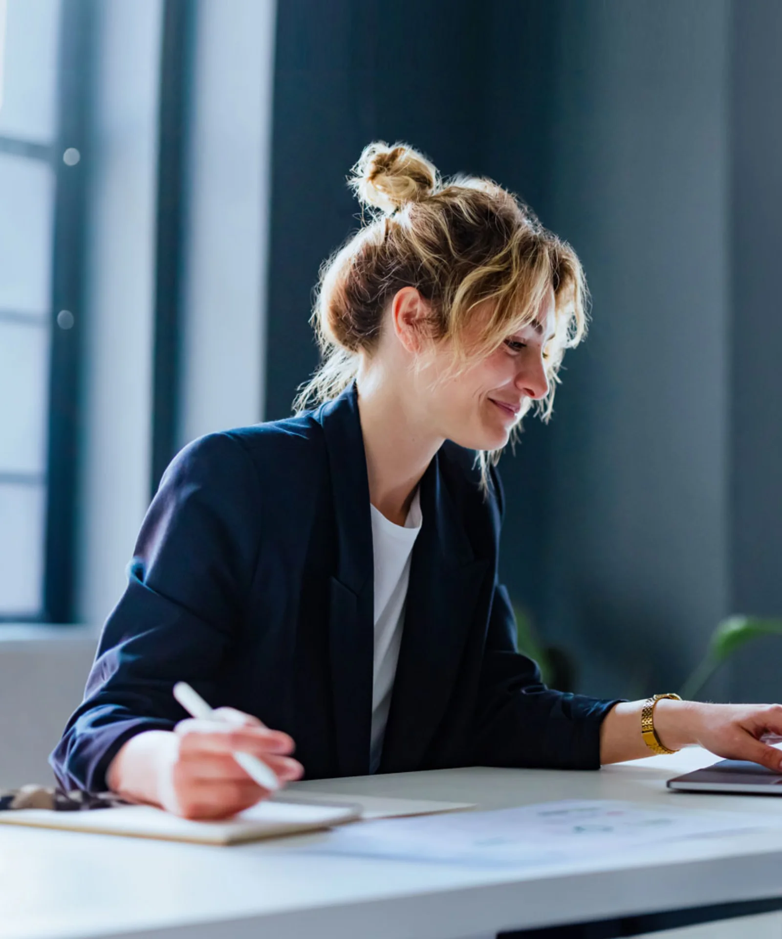 Profesional de negocios que utiliza EnterpriseGPT en una computadora portátil