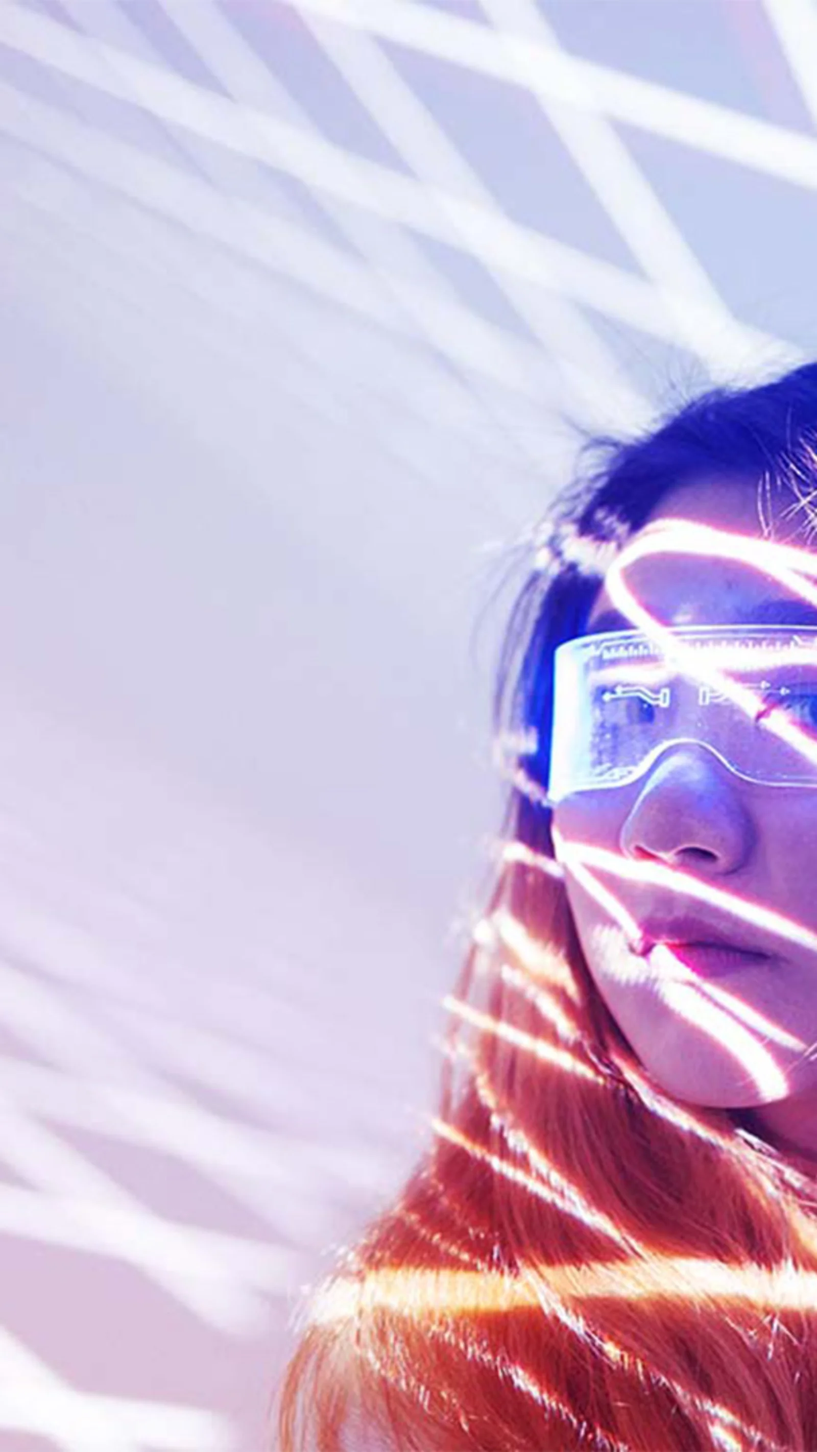 Esta imagen captura la esencia de la innovación con una estética futurista. Una mujer, ataviada con gafas de alta tecnología, está bañada por líneas de luz que se entrecruzan y crean un efecto visual dinámico y moderno. El fondo presenta tonos suaves de violeta y rosa, que realzan la sensación de avance tecnológico y visión de futuro. Esta imagen encarna a la perfección el espíritu de innovación de vanguardia y la integración de la tecnología en la vida cotidiana.