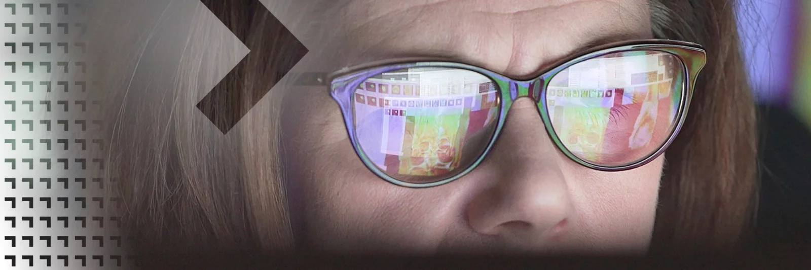 Nahaufnahme einer Frau mit Brille, in deren Gläsern ein Bildschirm mit Bildanalysen reflektiert wird, symbolisierend die Anwendung von visueller Inspektionstechnologie.