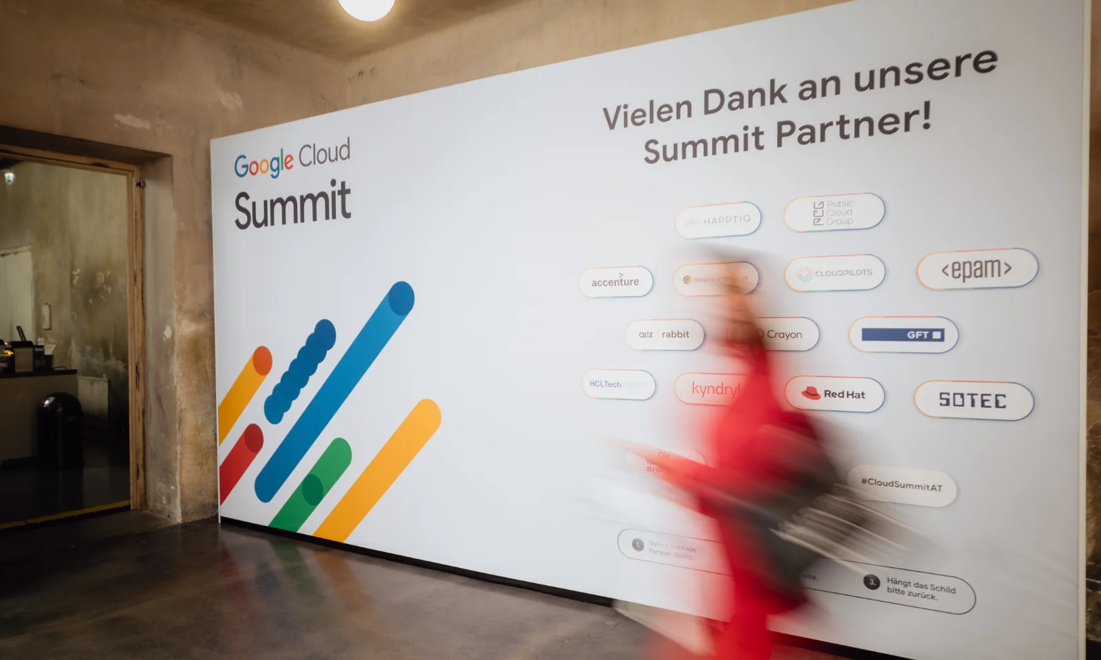 Wand mit Partnerlogos, darunter GFT, beim Google Cloud Summit.