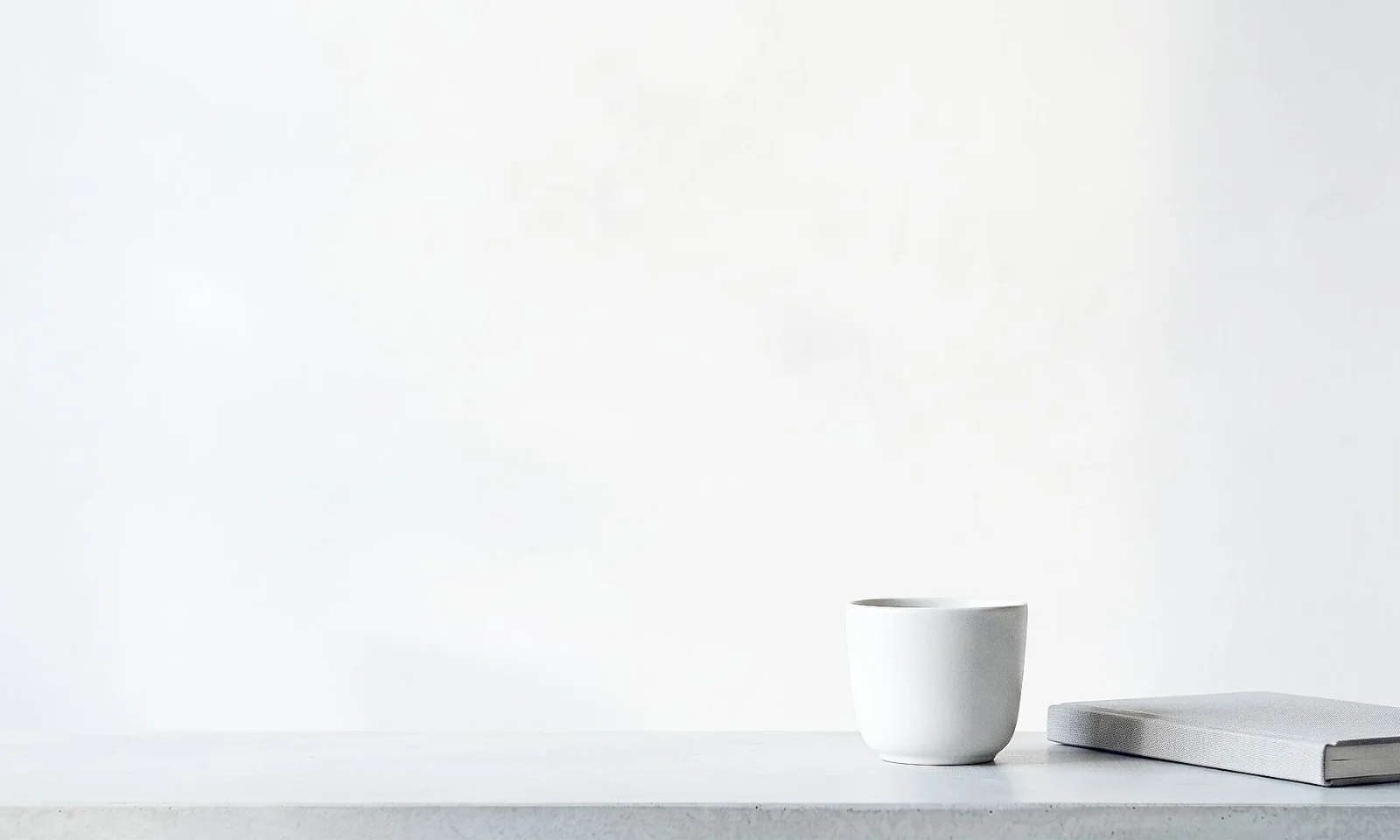 Café et livre sur une table de bureau. gft-new-image-shadow-14.jpg