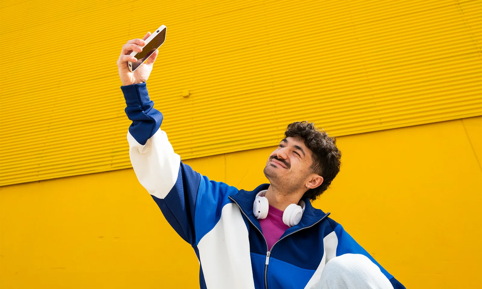 Teaser Graduates GFT_Websitebilder_colorful_1800x1080px_0000_GettyImages-2220433533.jpg